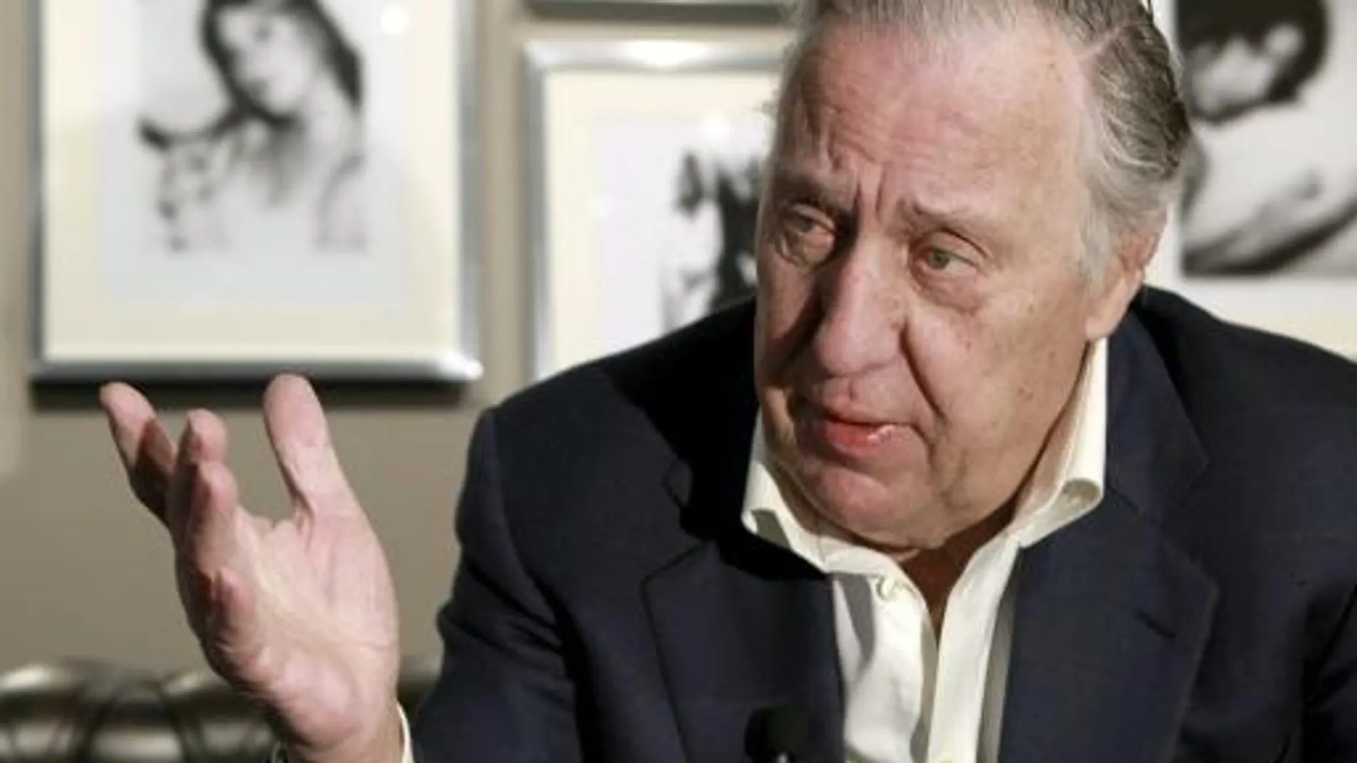 El escritor Frederick Forsyth durante una entrevista con Efe sobre su última novela, "Cobra", en la que aborda la lucha contra el tráfico de cocaína y analiza el mundo del narcotráfico.