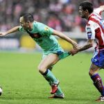 Nacho Novo agarra a Iniesta en un Sporting-Barcelona