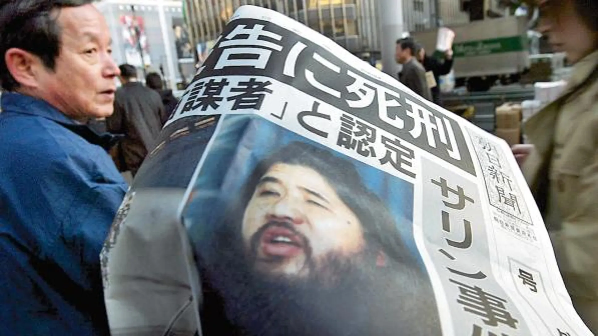Un periódico con el rostro de Aum Shinri Kyo, líder de la secta que arrojó gas letal al metro