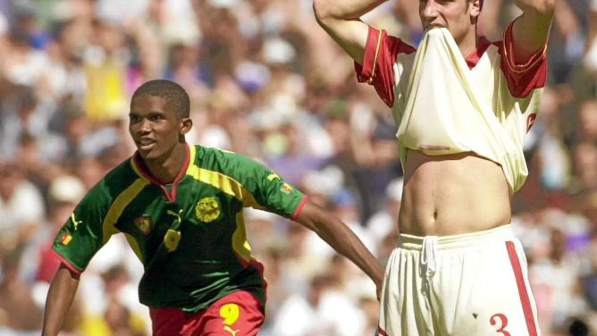 Capdevila se lamenta y Etoo celebra el triunfo de Camerún en 2000