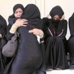 Familiares de un manifestante bahreiní lloran tras saber que su pariente ha muerto, en el Centro Médico Salmaniya