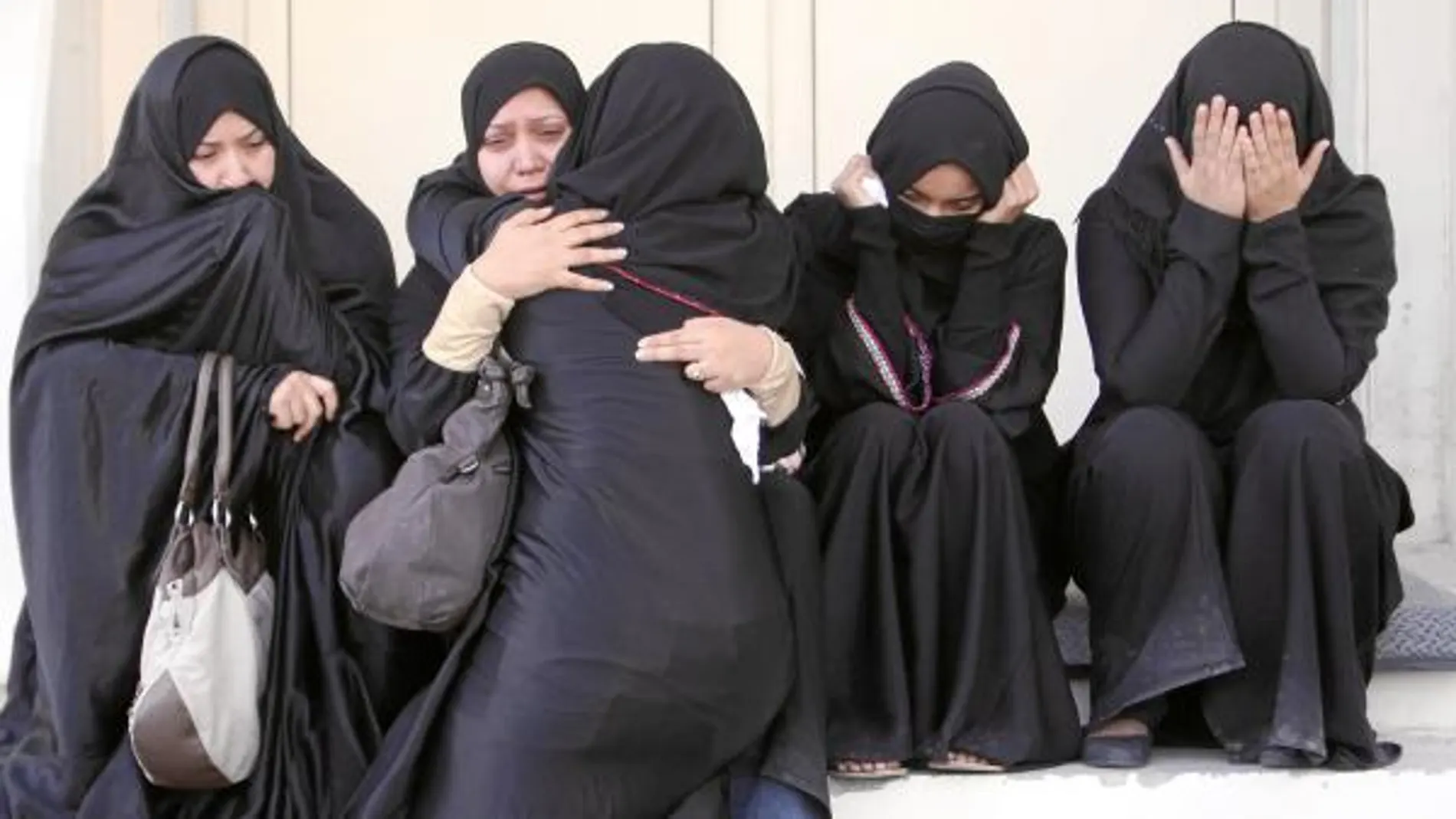 Familiares de un manifestante bahreiní lloran tras saber que su pariente ha muerto, en el Centro Médico Salmaniya