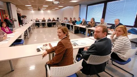 Imagen de la reunión de ayer entre el Gobierno regional y los sindicatos