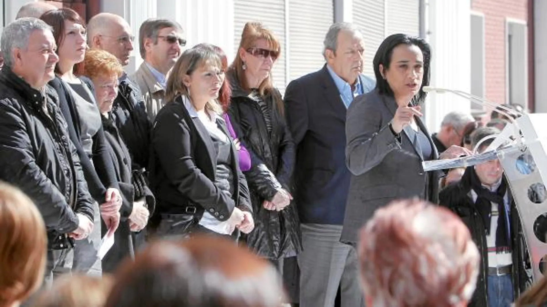 EL FIN DE ETA SIN CONDICIONES. Sandra Carrasco, hija del ex concejal socialista de Arrasate Isaías Carrasco, asesinado hace tres años por ETA, aseguró ayer que «por supuesto» que quiere el fin de ETA, pero que éste no sea «a cambio de algo».