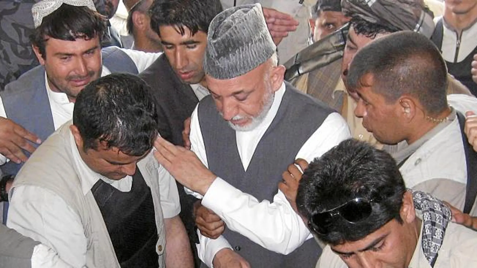 Los talibán atacan a los asistentes al entierro del hermano de Karzai
