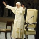 El papa Benedicto XVI saluda a los fieles.