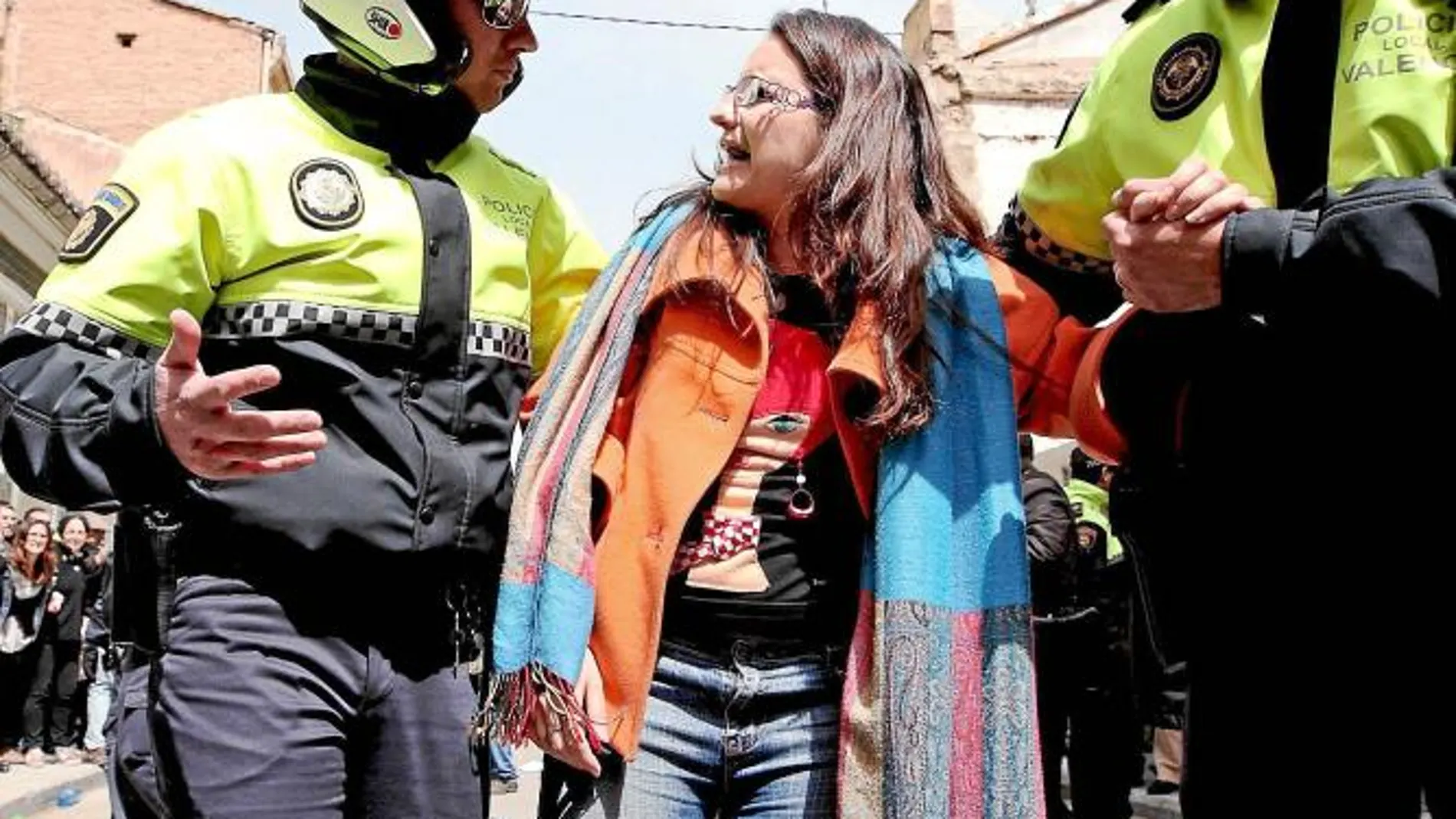 Todo dirigente político contrario al PP que se preciara se dejó desalojar por los agentes en la calle San Pedro del Cabanyal en abril de 2010