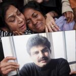 Familiares del ministro de Minorías paquistaní asesinado, el católico Shahbaz Bhatti, lloran en el exterior de siu casa