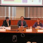 El consejero de Economía y Hacienda, Salvador Marín, (centro) durante la celebración de la comisión de seguimiento para comprobar el grado de cumplimiento de las inversiones procedentes de los Fondos Feder