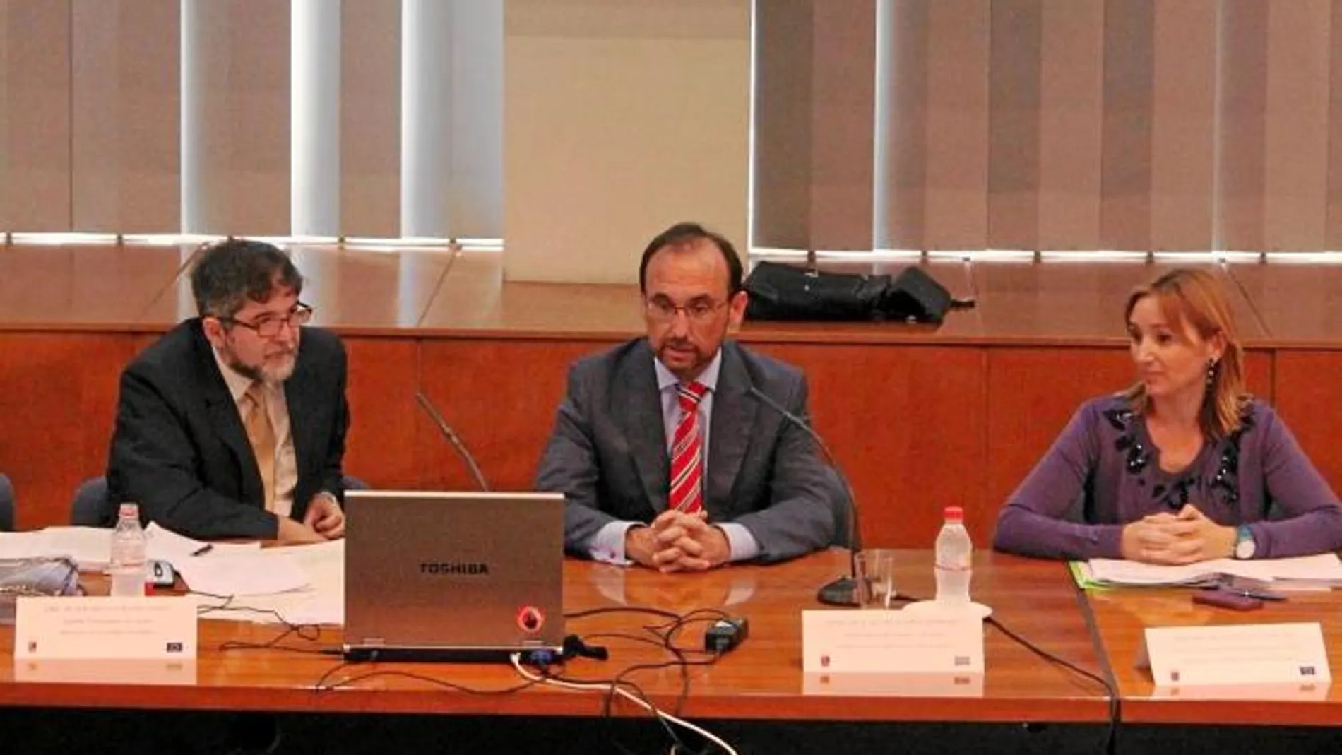 El consejero de Economía y Hacienda, Salvador Marín, (centro) durante la celebración de la comisión de seguimiento para comprobar el grado de cumplimiento de las inversiones procedentes de los Fondos Feder
