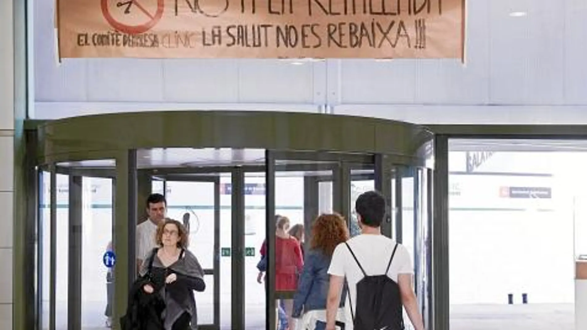 Un pancarta de protesta en el Hospital Clínic, donde se prevén cerrar quirófanos y camas