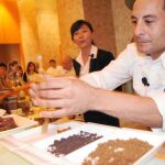 Óscar Calleja, mientras prepara una de sus atractivas recetas, en las que juega con el ilusionismo