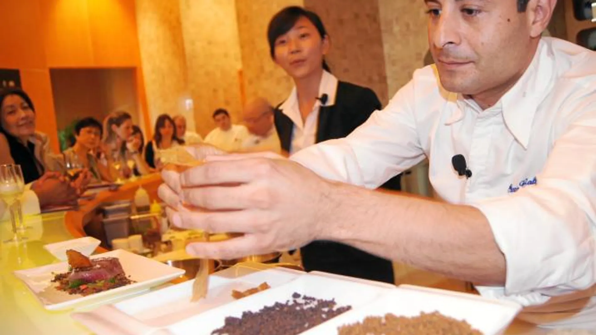 Óscar Calleja, mientras prepara una de sus atractivas recetas, en las que juega con el ilusionismo