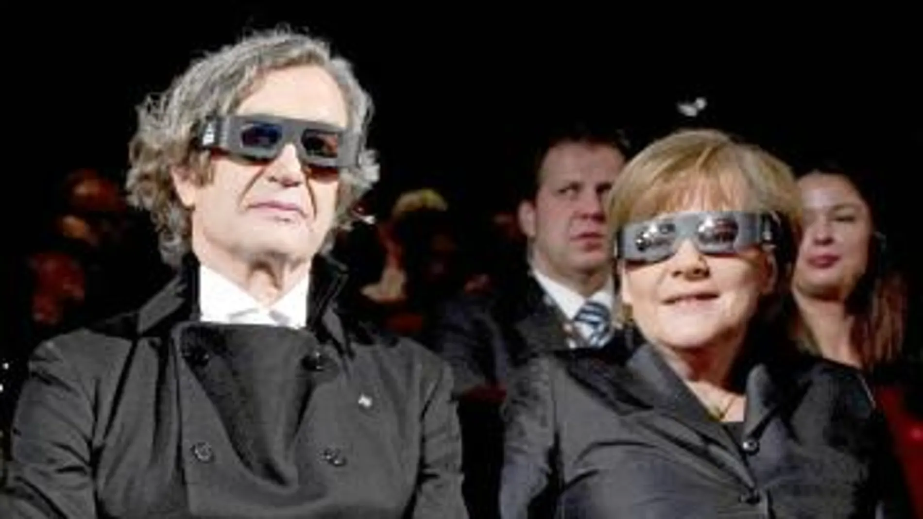 Wenders y Merkel, con gafas para ver el filme del director en 3D