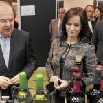 El presidente Herrera y la consejera Silvia Clemente observan algunos de los vinos de «Tierra de Sabor»