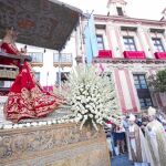 El arzobispo, Juan José Asenjo, ante el paso de la patrona de la archidiócesis
