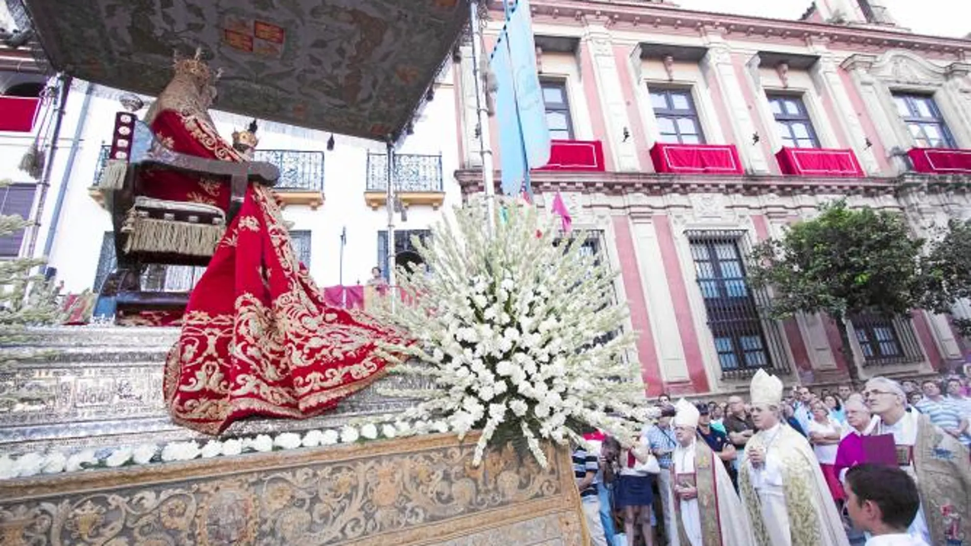 El arzobispo, Juan José Asenjo, ante el paso de la patrona de la archidiócesis