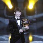 El futbolista argentino del FC Barcelona Lionel Messi con el Balon de Oro 2010