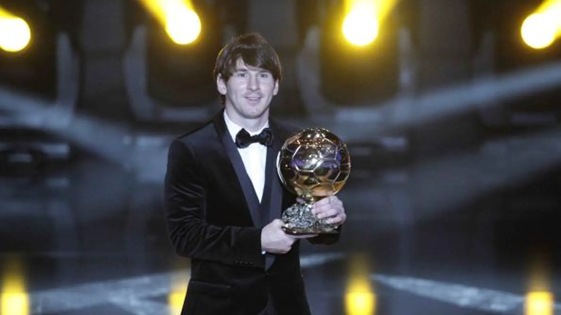 El futbolista argentino del FC Barcelona Lionel Messi con el Balon de Oro 2010