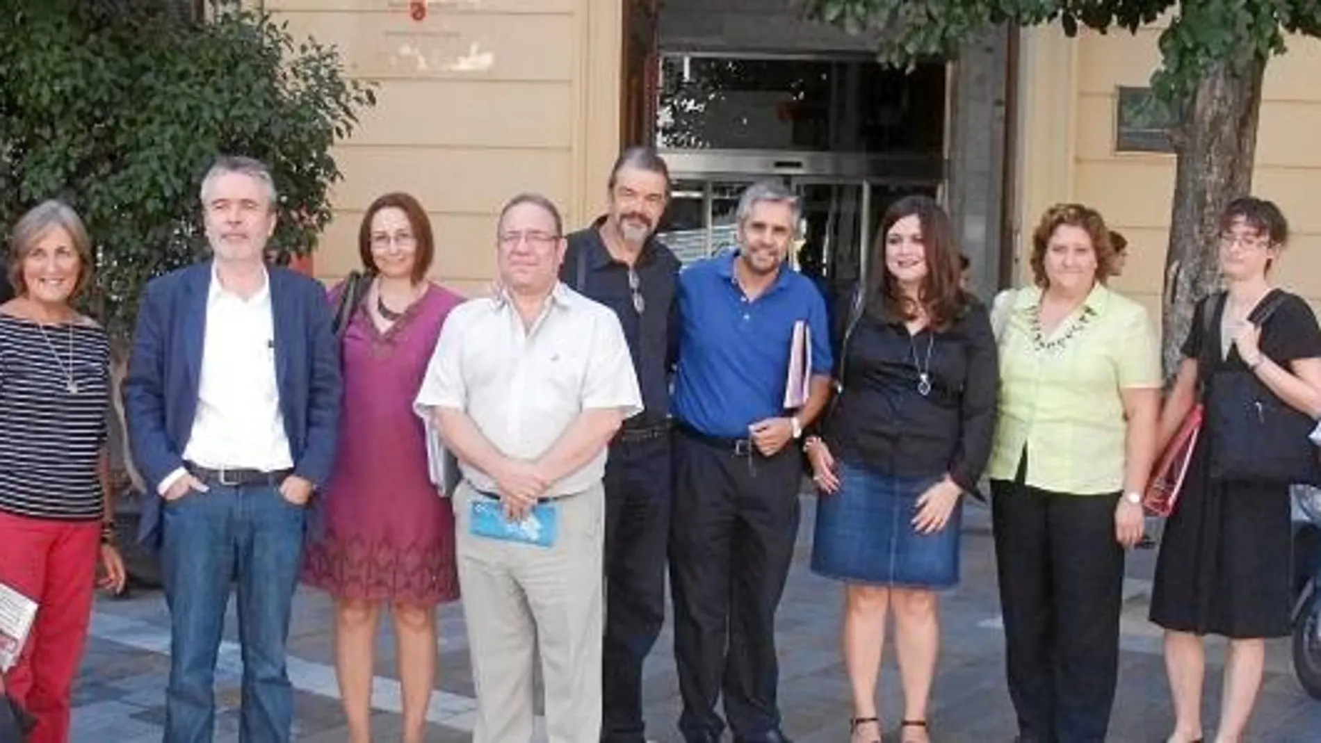 El director general de Bienes Culturales, Francisco Giménez (3 izq), acompañado por los directores de los museos de la Red Regional, tras la presentación de la nueva programación