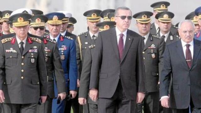 El primer ministro turco, Erdogan, en el centro, rodeado por la cúpula militar dimisionaria