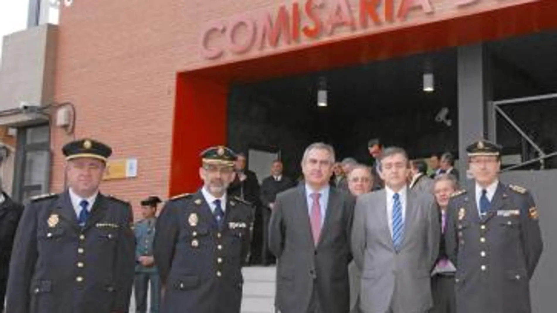 Francisco Jiménez, Rafael González Tovar, Francisco Javier Velázquez y Carlos Llorente, en la inauguración de la nueva Comisaría