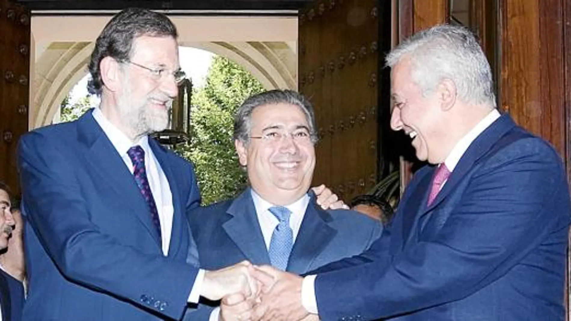 Rajoy, ayer, junto a Javier Arenas e Ignacio Zoido, ayer en la constitución del Ayuntamiento de Sevilla