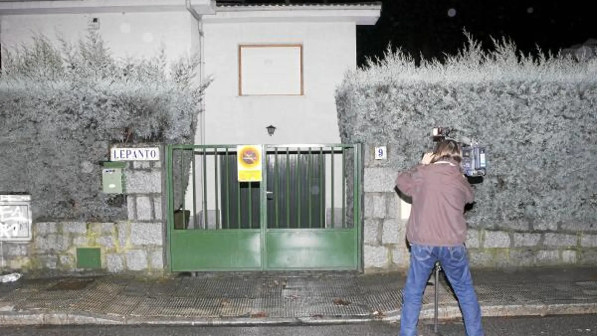 Un cámara en la puerta de la casa de Alberto León