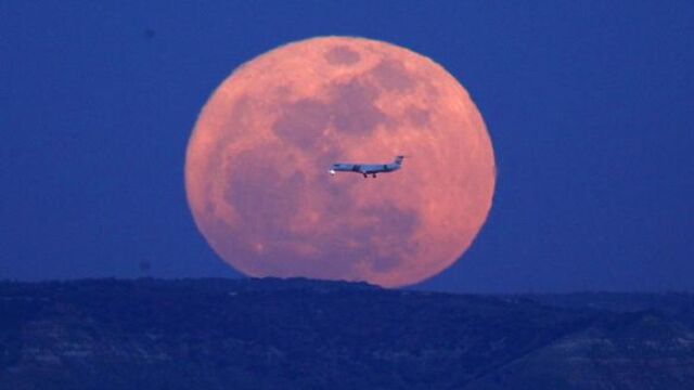 para observar la luna es cuando está cerca del horizonte. Entonces el satélite parece enorme.