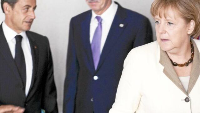 Papandréu, entre Sarkoy y Merkel, en la cumbre del 21 de julio