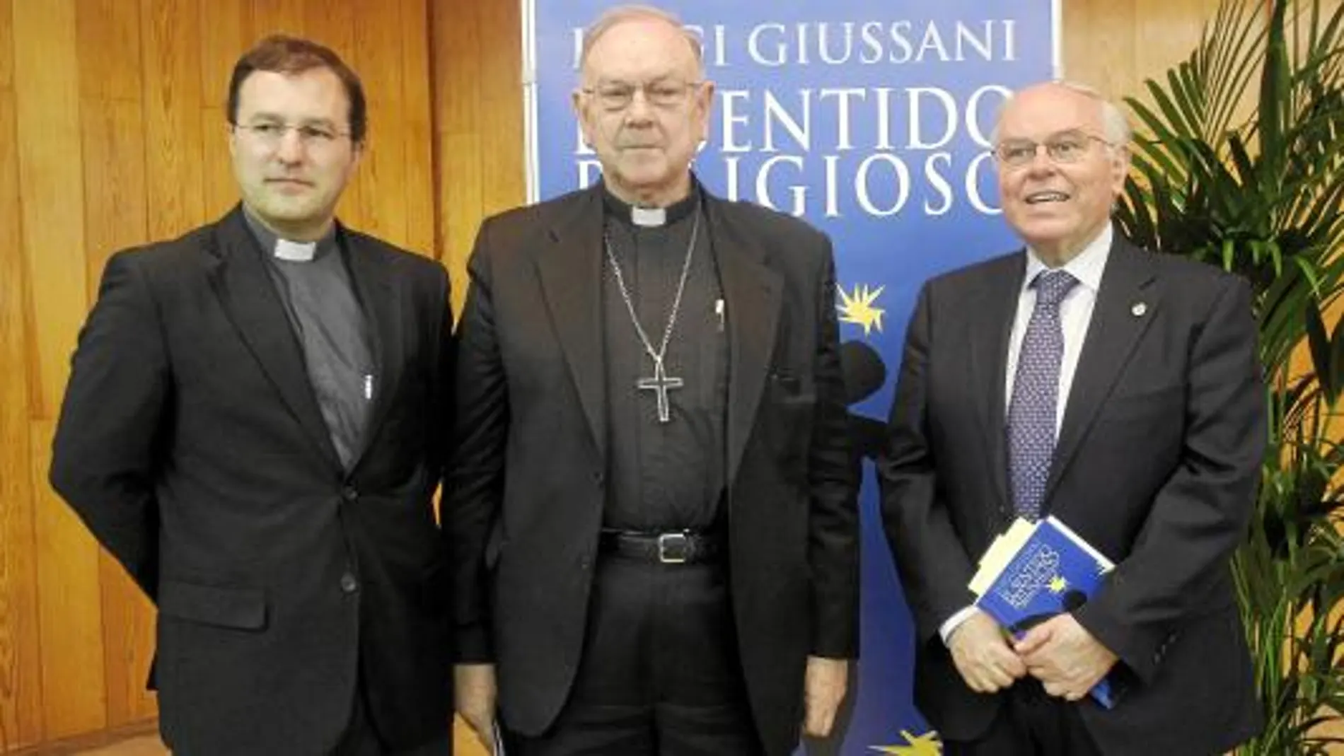 Ignacio Carbajosa, responsable de Comunión y Liberación, con el arzobispo Sebastián y el microbiólogo César Nombela