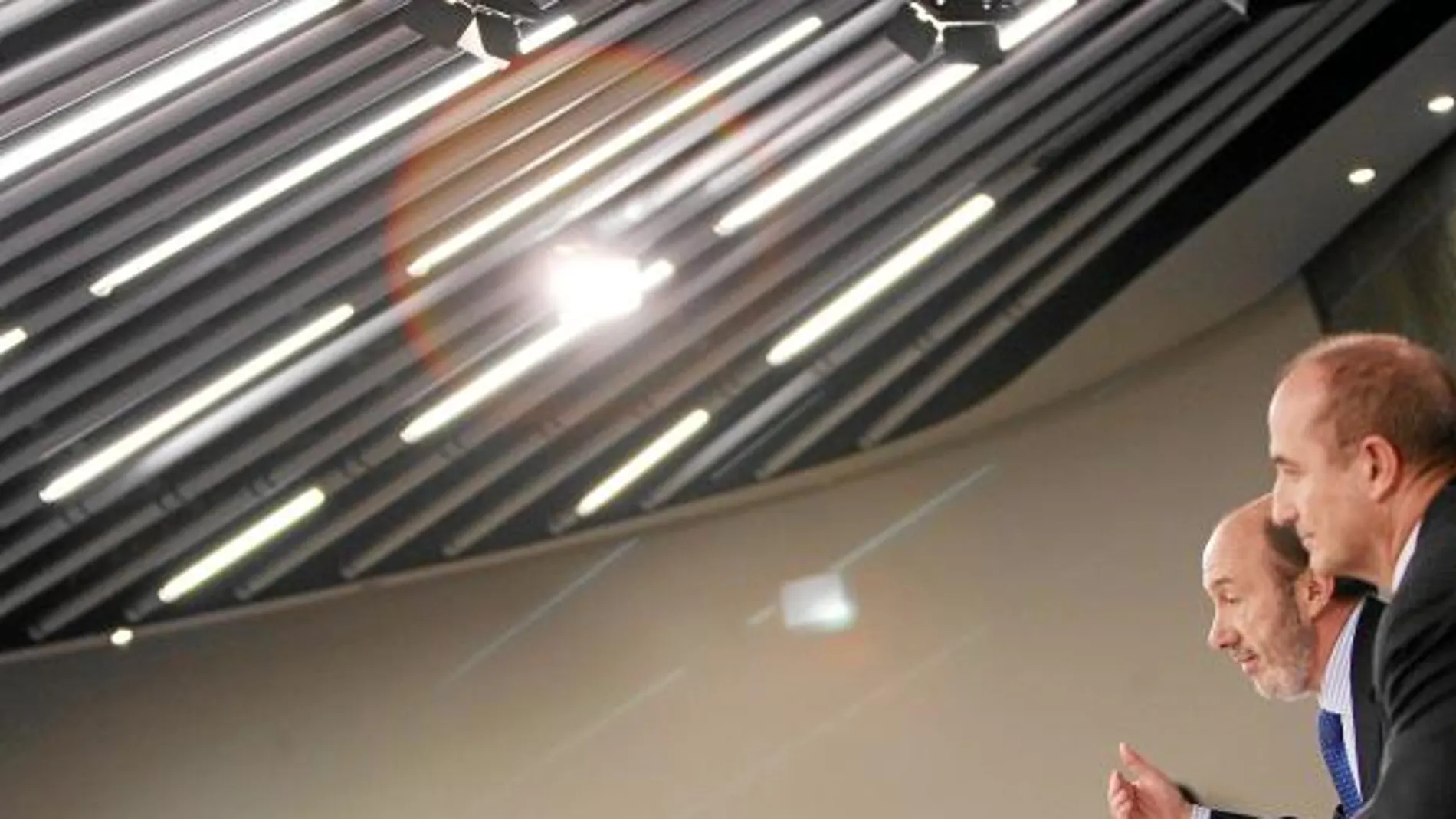 Rubalcaba y Sebastián. El Ejecutivo aprobó ayer el Plan de Ahorro Energético en Consejo de Ministros
