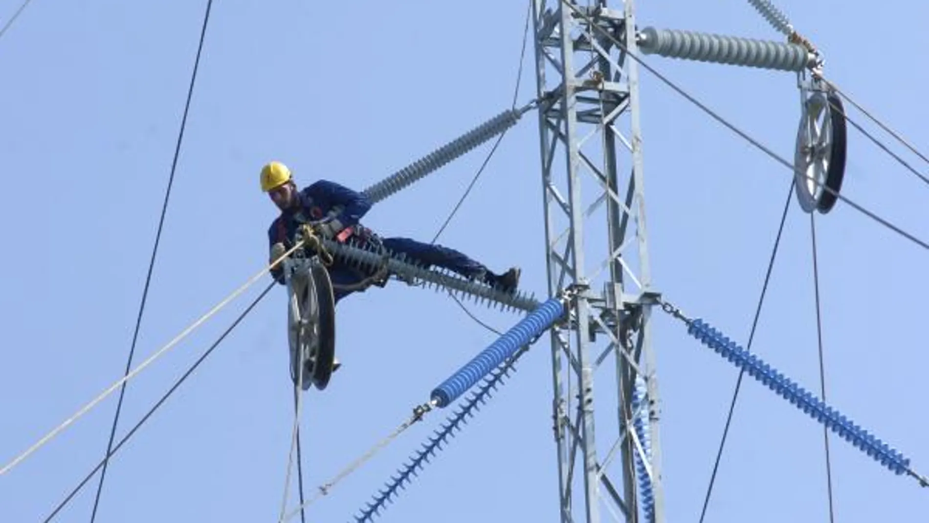 Un trabajador en una torre de alta tensión
