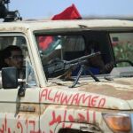 Un soldado rebelde libio en un vehículo equipado con una metralleta en una base de Trípoli, Libia