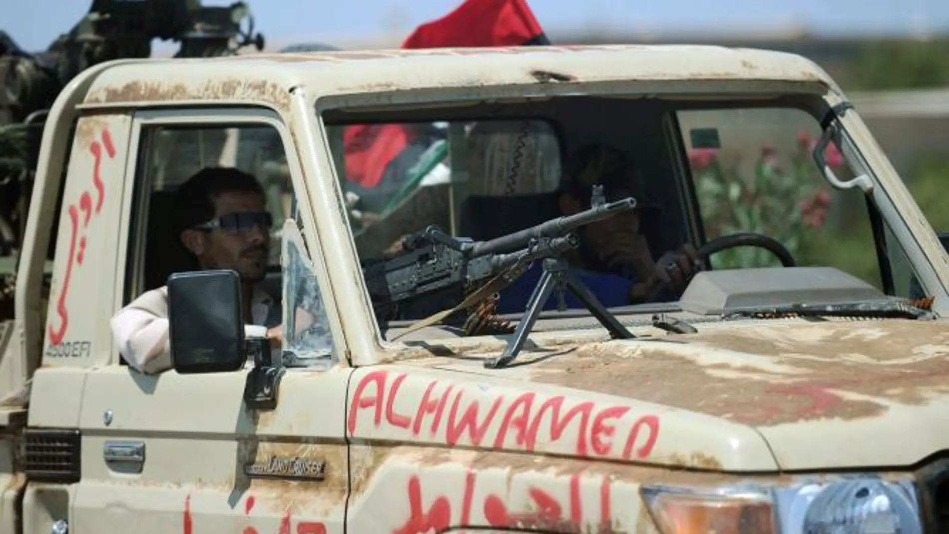 Un soldado rebelde libio en un vehículo equipado con una metralleta en una base de Trípoli, Libia