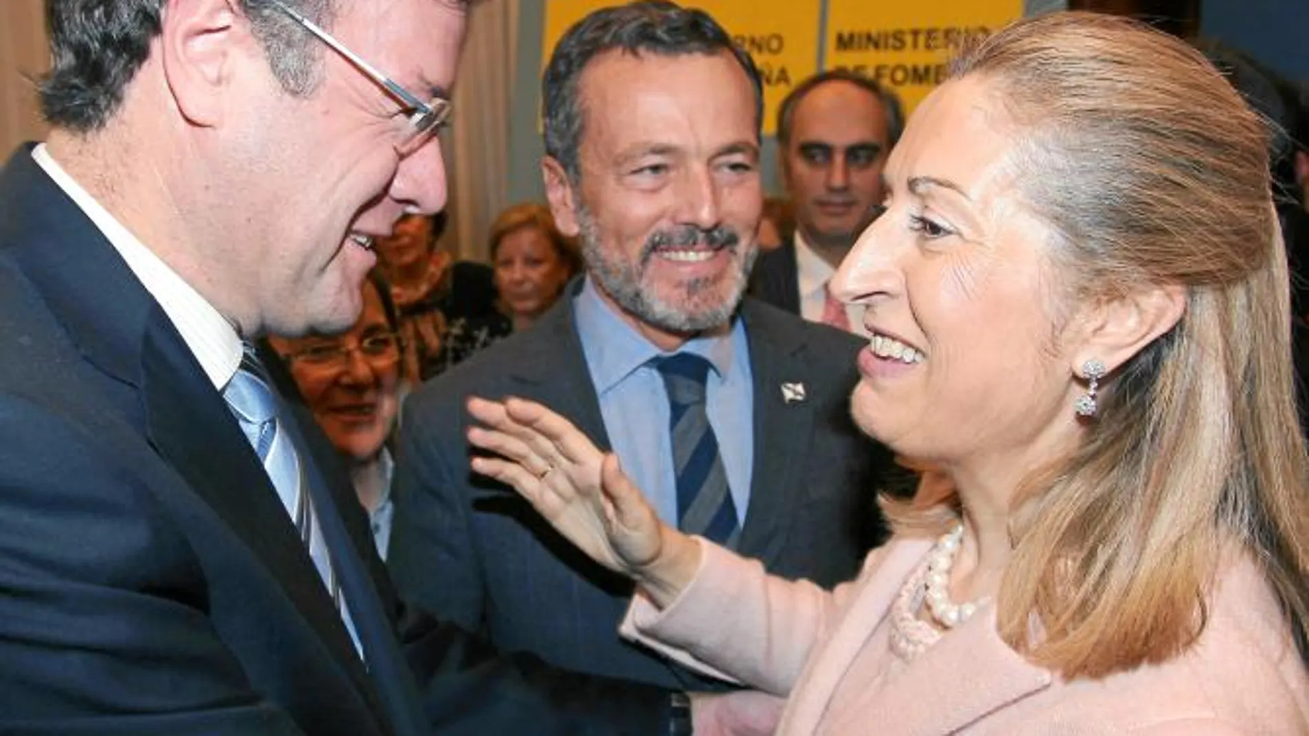 El consejero de Fomento, Antonio Silván, felicita a la nueva ministra del ramo, Ana Pastor, nacida en la provincia de Zamora