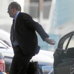 La marcha de Axel Weber, en la imagen antes de entrar en la Cancillería, reabre la carrera por la sucesión de Trichet en el BCE