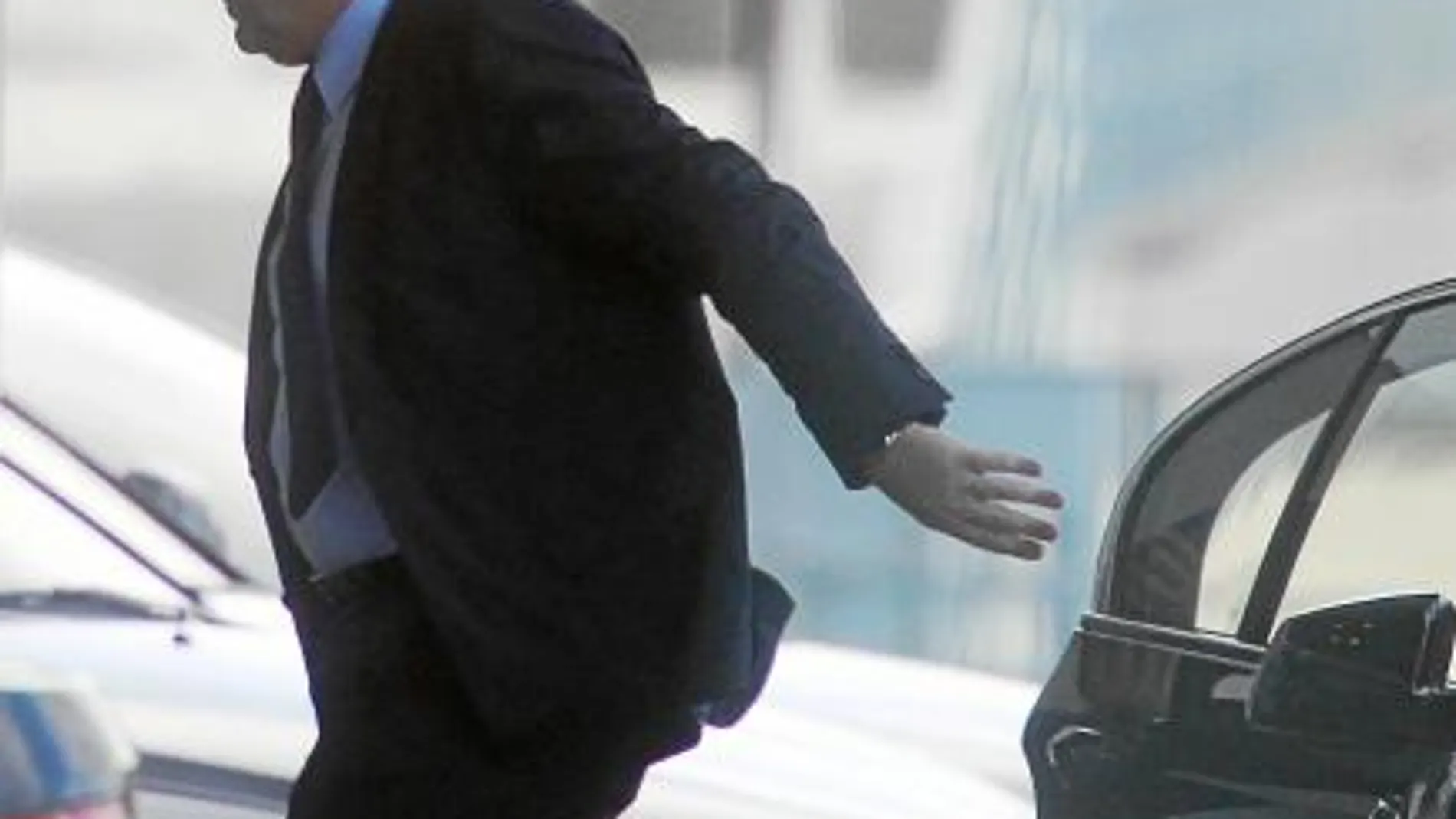 La marcha de Axel Weber, en la imagen antes de entrar en la Cancillería, reabre la carrera por la sucesión de Trichet en el BCE