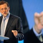 Rajoy huye de la porra sobre el 20-N: «Me conformo con que no me den con ella en la cabeza»