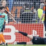 Messi corre a abrazar a sus compañeros después marcar al Shakhtar. Los jugadores ucranianos muestran su desesperación