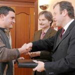 Antonio Silván entrega a un joven, en Burgos, las llaves de la vivienda protegia que le ha sido asignada