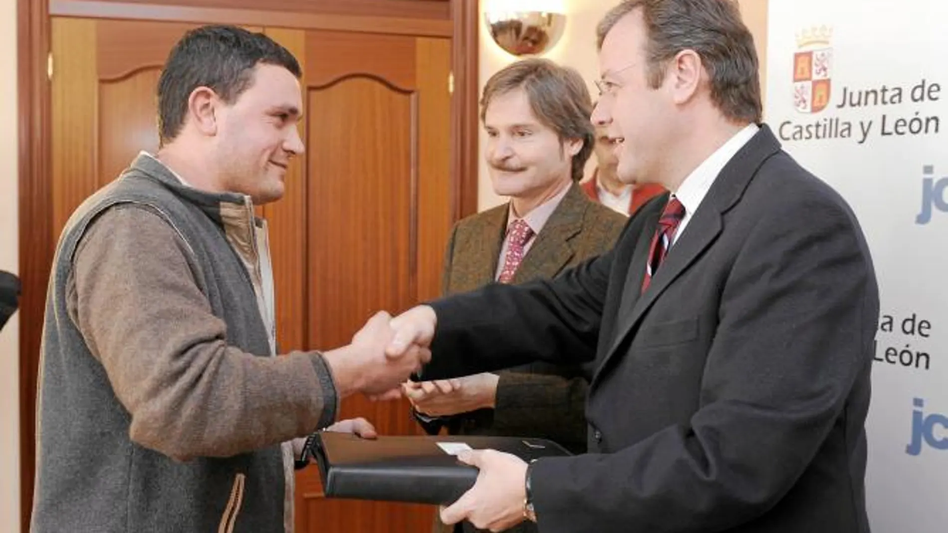 Antonio Silván entrega a un joven, en Burgos, las llaves de la vivienda protegia que le ha sido asignada