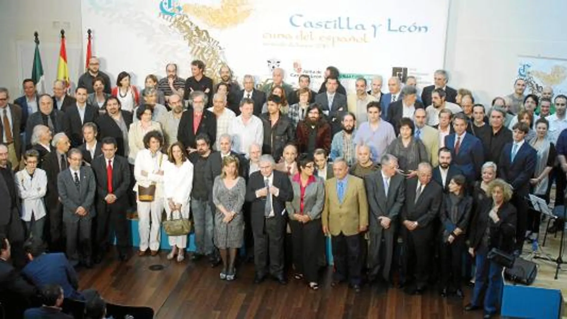 Foto de grupo de la amplia representación castellano y leonesa que acudirá a la Feria del Libro de Guadalajara, en México