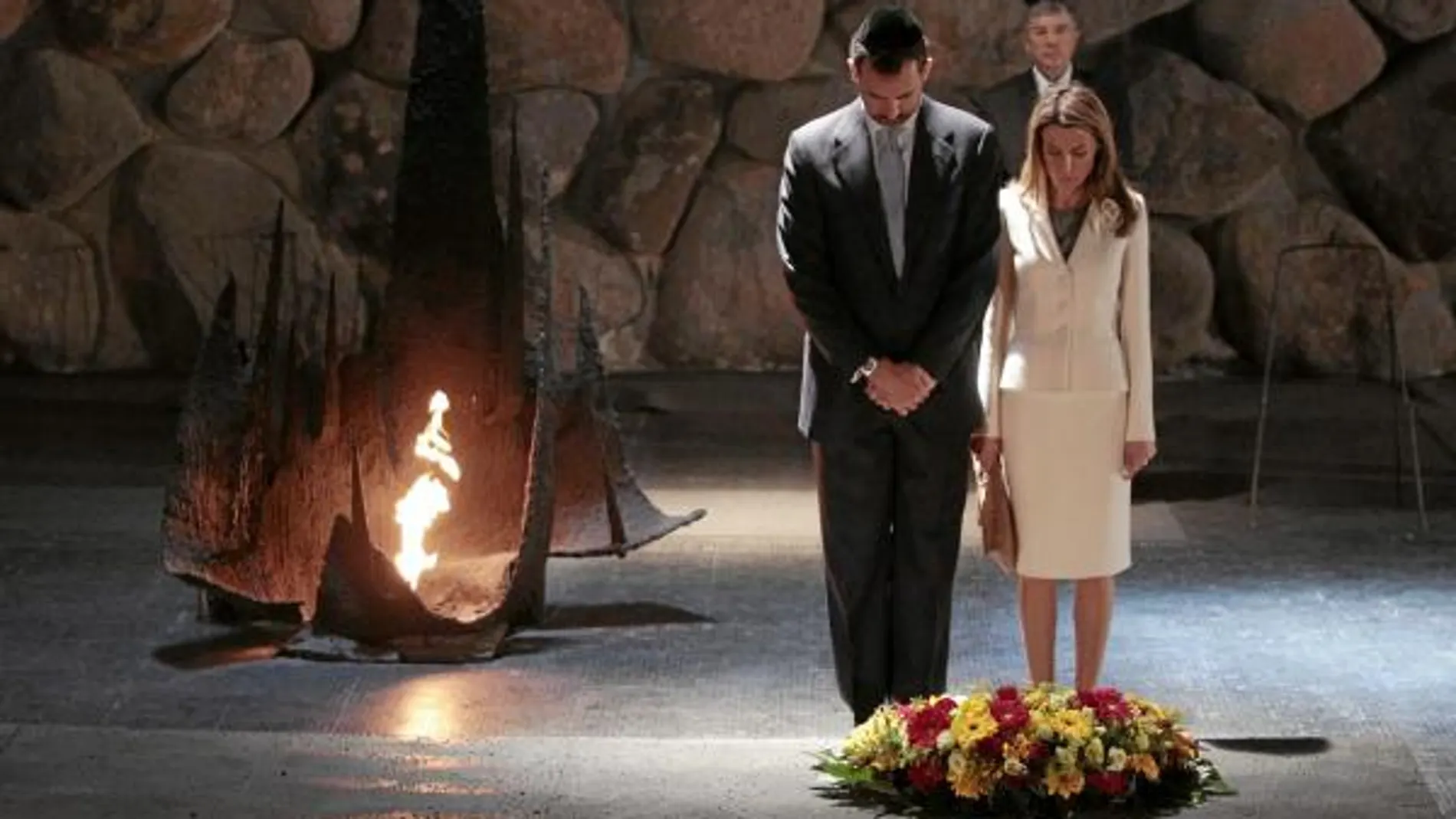 Los Príncipes de Asturias, Don Felipe y Doña Letizia, ayer durante la ofrenda floral a las víctimas del Holocausto en el museo de Yad Vashem