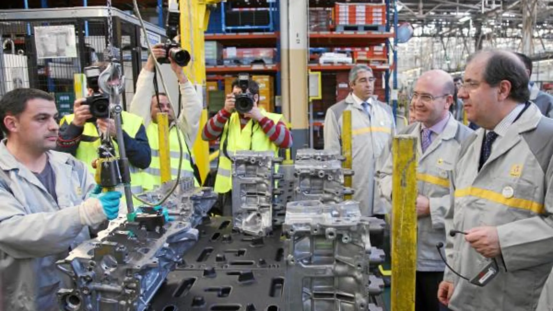 El presidente comprobó de primera mano cómo se fabrican los motores en Renault Valladolid