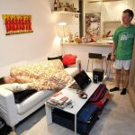 Liz y Rob, americanos, se alojaron durante su visita a Madrid en el salón de la casa de los «coachsurfers» españoles Gonzalo y Elin