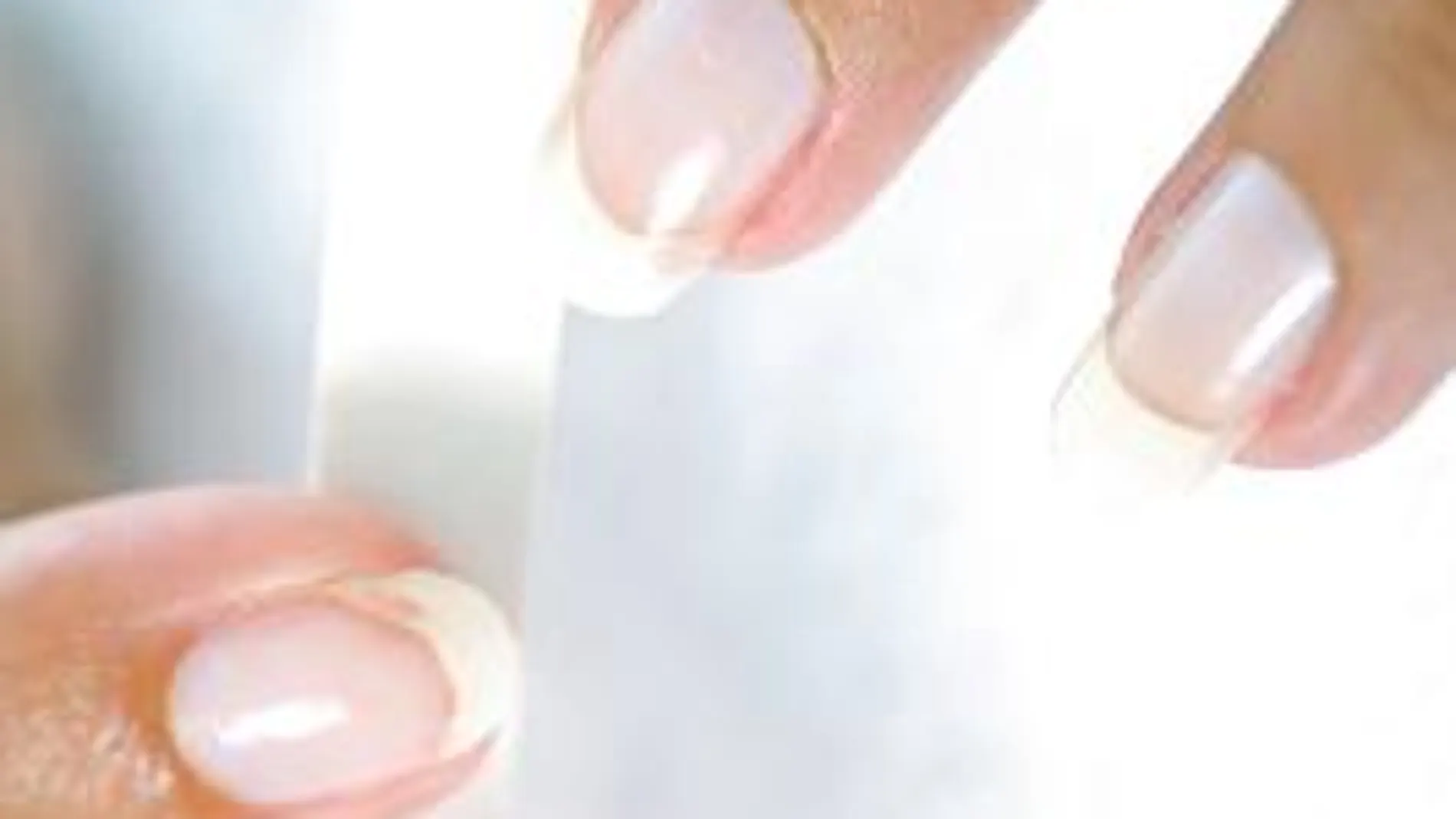 Hidratar las cutículas impide que entren bacterias en las uñas