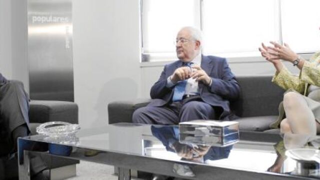 Rajoy junto a Fernanda Rudi y José Ángel Biel, ayer, en Madrid