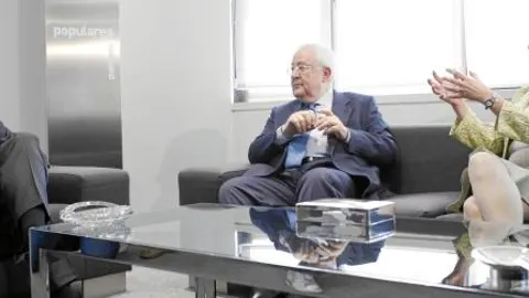 Rajoy junto a Fernanda Rudi y José Ángel Biel, ayer, en Madrid