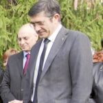 El lendakari Patxi López durante el acto de homenaje del Día de la Memoria donde se realiza la tradicional ofrenda de flor siempreviva en el monolito en memoria de las «víctimas del terrorismo y la violencia»